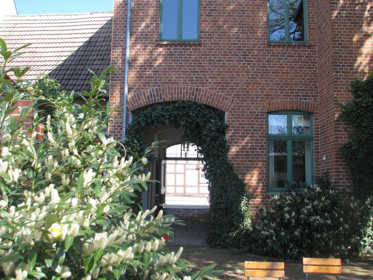 Gasthaus und Pension Zum Hauenden Schwein Wörlitz Exterior foto