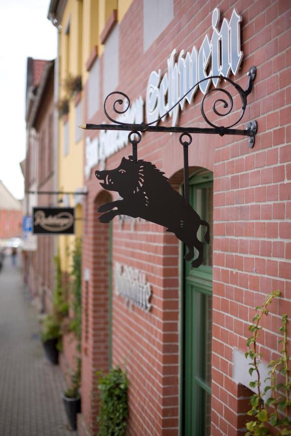 Gasthaus und Pension Zum Hauenden Schwein Wörlitz Exterior foto
