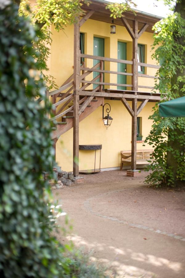 Gasthaus und Pension Zum Hauenden Schwein Wörlitz Exterior foto